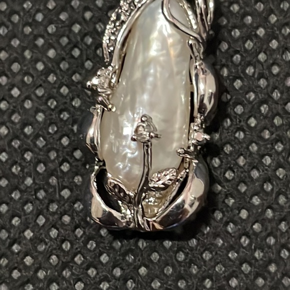 NWT Stunning Mother of Pearl Pendant - Picture 3 of 5